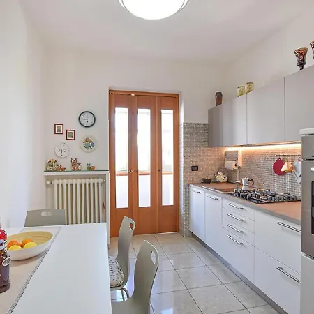 Awesome In With Kitchen 아파트